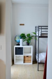 une petite armoire blanche avec une plante dans la chambre dans l'établissement Beau rivage, à Annecy