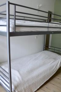 - deux lits superposés dans une chambre dans l'établissement Beau rivage, à Annecy