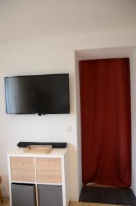 Televízia a/alebo spoločenská miestnosť v ubytovaní Beau rivage