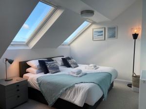 - une chambre avec un lit et une grande fenêtre dans l'établissement Porth Oer, à Nefyn