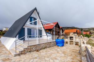 una casa con techo de gambrel en un patio de piedra en Bungalow QJ, en Covilhã