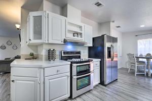 Η κουζίνα ή μικρή κουζίνα στο Valrico Retreat with Fire Pit about 18 Mi to Tampa! +24 φωτογραφίες