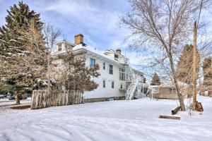 een wit huis met een trap in de sneeuw bij Cozy Dillon Apt - Near University and Fishing! in Dillon