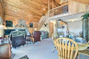 uma sala de estar com uma mesa e uma sala de jantar em Secluded Lost Lake Cottage with Spacious Loft! em Hawks