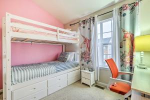 1 dormitorio con paredes rosas y 1 litera en Spacious Odenton Townhome 21 Mi to Baltimore, en Odenton