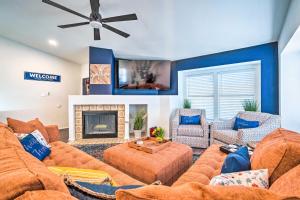 uma sala de estar com um sofá e uma lareira em San Antonio Home with Hot Tub and Arcade Games! em San Antonio