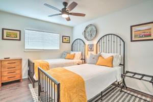 1 dormitorio con 2 camas y ventilador de techo en San Antonio Home with Hot Tub and Arcade Games! en San Antonio