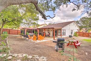 um quintal com cadeiras laranja e uma casa em San Antonio Home with Hot Tub and Arcade Games! em San Antonio