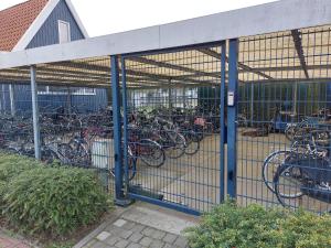 un gruppo di biciclette parcheggiate all'interno di un edificio di Modern Holiday Home in Molina di Ledro with Terrace a Volendam