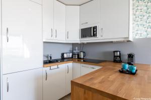 Una cocina o kitchenette en La Plage O Maeva - Vue Mer d'exception - Parking privé - Wifi - La Grande Motte
