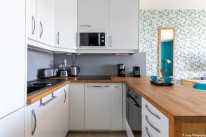 Una cocina o kitchenette en La Plage O Maeva - Vue Mer d'exception - Parking privé - Wifi - La Grande Motte