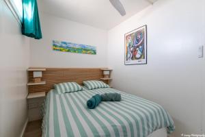 Una cama o camas en una habitación de La Plage O Maeva - Vue Mer d'exception - Parking privé - Wifi - La Grande Motte