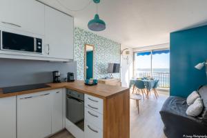 Kuchyň nebo kuchyňský kout v ubytování La Plage O Maeva - Vue Mer d'exception - Parking privé - Wifi - La Grande Motte