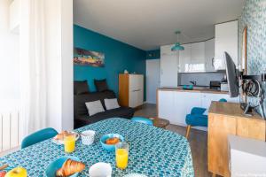Kuchyň nebo kuchyňský kout v ubytování La Plage O Maeva - Vue Mer d'exception - Parking privé - Wifi - La Grande Motte