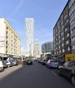 华沙Apartament Złota 60- Warsaw的街道,有汽车停在有建筑物的城市
