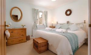 1 dormitorio con 1 cama grande y toallas. en Boxtree, en Penrith