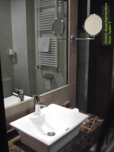 Un baño de Hotel Apartamentos Don Juan I