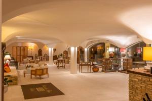 a living room with white walls and an arched ceiling at Hotel Costa dei Fiori in Santa Margherita di Pula