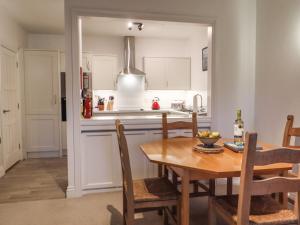 uma cozinha e sala de jantar com uma mesa de madeira em High Pike em Ambleside