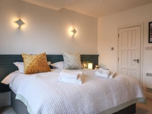 um quarto com uma cama com toalhas em High Pike em Ambleside