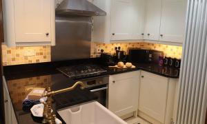 Una cocina o cocineta en The Old Carriage House