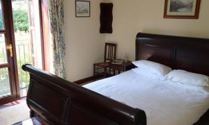 Una cama o camas en una habitación de The Old Carriage House