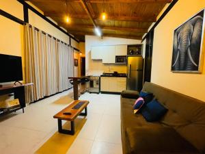 a living room with a couch and a table at Vila Uluwatu 1 in Florianópolis