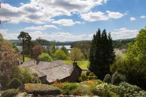 vistas a una casa en un jardín en Betamere, en Ambleside