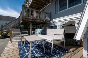 un patio con 2 sillas y una mesa en una terraza en 2BR Apt w/ 3 min Walk to downtown SWH - [Low Tide] en Southwest Harbor