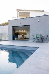 une maison avec une piscine en face d'une maison dans l'établissement Villa L'Alba BASTIA, à Bastia