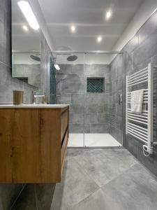 a bathroom with a shower and a sink at Villa L'Alba BASTIA in Bastia