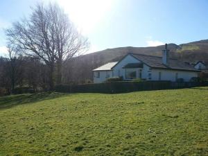 uma casa numa colina com um campo verde em Bandol em Braithwaite