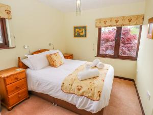 Un dormitorio con una cama con dos toallas encima. en Ashness, en Ambleside