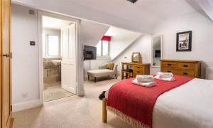 ウィンダミアにあるEllerthwaite Houseのベッドルーム1室(赤毛布付きの大型ベッド1台付)