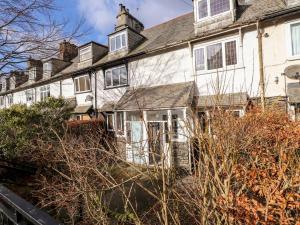 ein großes weißes Haus mit einem Dach in der Unterkunft Lakestone Cottage in Windermere