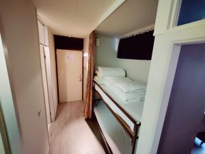 Cette petite chambre comprend des lits superposés. dans l'établissement Studio Knokke-Heist, à Knokke-Heist