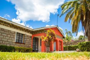 EmbuSecure Standalone 3BR Home near Embu Uni and KSG的一栋前面有棕榈树的房子