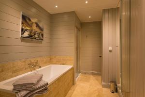 O baie la Rosewood by the River +34 fotografii