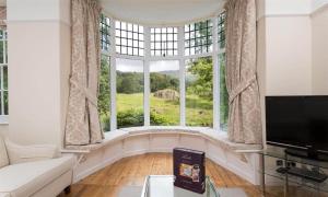 TV a/nebo společenská místnost v ubytování Loughrigg Cottage