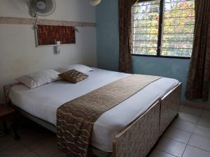 una camera con un grande letto di Fred Hunter Villa a Tiwi Altre 37 foto