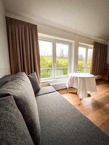 salon z kanapą i stołem w obiekcie Hotel Bergstätter Hof w mieście Immenstadt im Allgäu