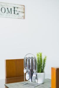 a table with silver utensils on a table at Apartamento Eje Cafetero a 2 km Parque del Café in Montenegro