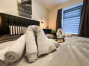 1 dormitorio con 1 cama con toallas en On Trend 3 Bedroom Home In Maerdy near Attractions, 