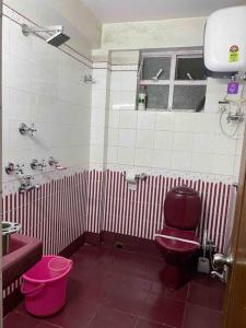 Bilik mandi di Crimson Apartment