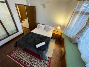 En eller flere senge i et værelse på Crimson Apartment