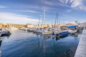 Un montón de barcos están atracados en un puerto en 'Les Arsenaux' Studio de charme coeur de Marseille by Weekome en Marsella