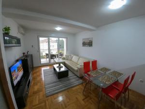 a living room with a couch and a table at Apartman City Center AN Trebinje in Trebinje