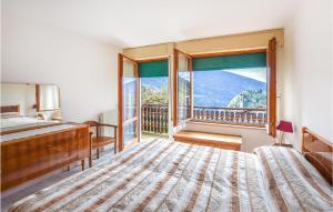 1 dormitorio con 2 camas y ventana grande en Gorgeous Home In Aune Di Sovramonte With House A Mountain View, en Sovramonte