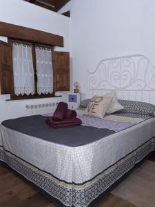 een bed in een kamer met een groot matras bij Casa Marcelo in Proaza