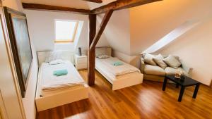 Posteľ alebo postele v izbe v ubytovaní Hotel Pod Kokšínem + 37 fotografií